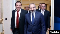 Armenia - Prime Minister Nikol Pashinian (C) arrives for a business forum organized by Gagik Tsarukian (L), October 26, 2018.