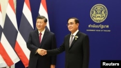 Kineski predsjednik Xi Jinping (lijevo) sa tajlandskim premijerom Prayuthom Chan-ochaom na marginama samita Azijsko-pacifičke ekonomske saradnje u Bangkoku 19. novembra 2022.