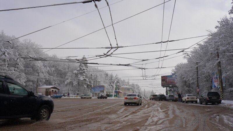 Дорожники переходят на круглосуточное дежурство в Крыму