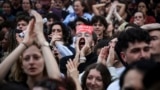 شادی هواداران ائتلاف جبهه مردمی جدید پس از اعلام نتایج انتخابات پارلمانی فرانسه