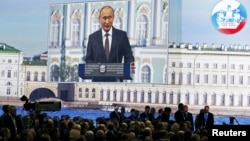 Володимир Путін виступає на форумі в Санкт-Петербурзі, 19 червня 2015 року