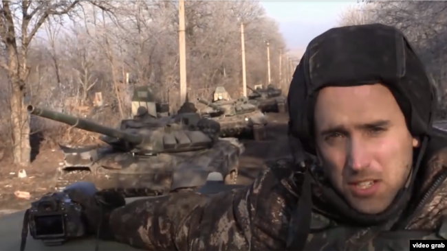 Грэм Филлипс проезжает мимо российских танков