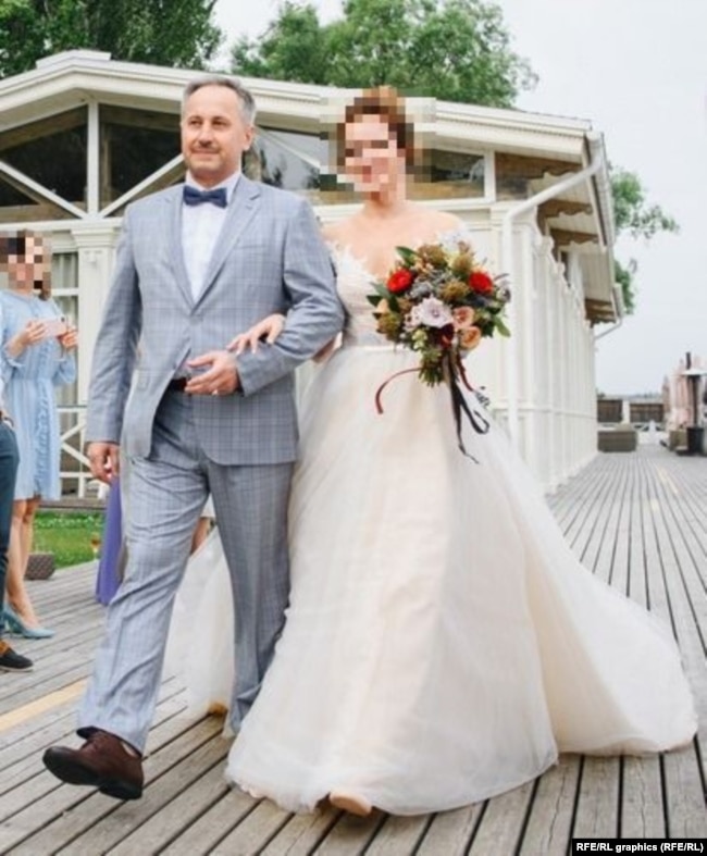 Андрей Аверьянов ведет свою дочь под венец на свадьбе, гостем которой был Анатолий Чепига с семьей