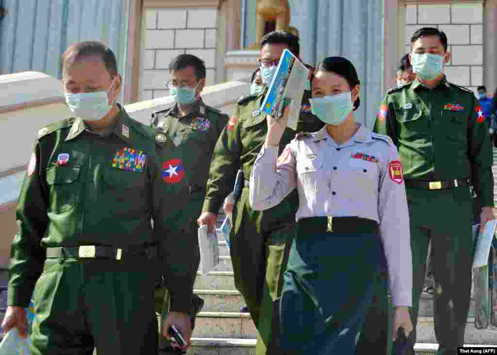 Члены парламента, назначенные военными Мьянмы, идут в масках после заседания в столице&nbsp;Нейпьидо. Военные Мьянмы оказывают большое влияние на курс политики в стране. Им принадлежит четверть мест в парламенте, они также назначают трех ключевых министров. 4 марта 2020 года.&nbsp;