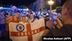 Английские футбольные фанаты с государственным флагом и символикой клуба "Челси" в Волгограде 