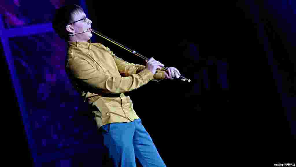 Роберт Хәлилов курайда уйный