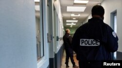 საილუსტრაციო ფოტო. პოლიციელები პარიზის შარლ დე გოლის აეროპორტში