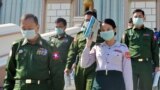 Беткап кийген эркек Токиодогу Незу ибадатканасынын жыгачтан жасалган дарбазасынын жанынан өтүп бара жатат. 5-март, 2020-жыл.&nbsp;<br />
<br />
&nbsp;