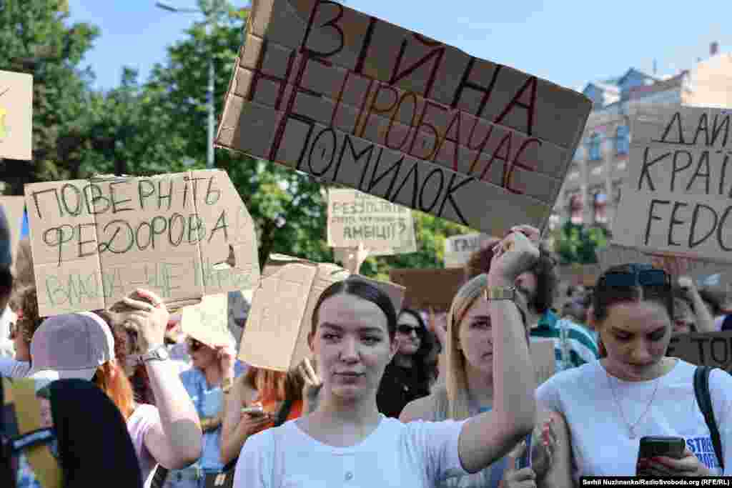 «Війна не пробачає помилок», – говорить напис на банері на фото