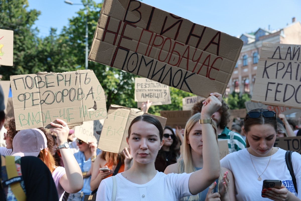 «Війна не пробачає помилок», – говорить напис на банері на фото