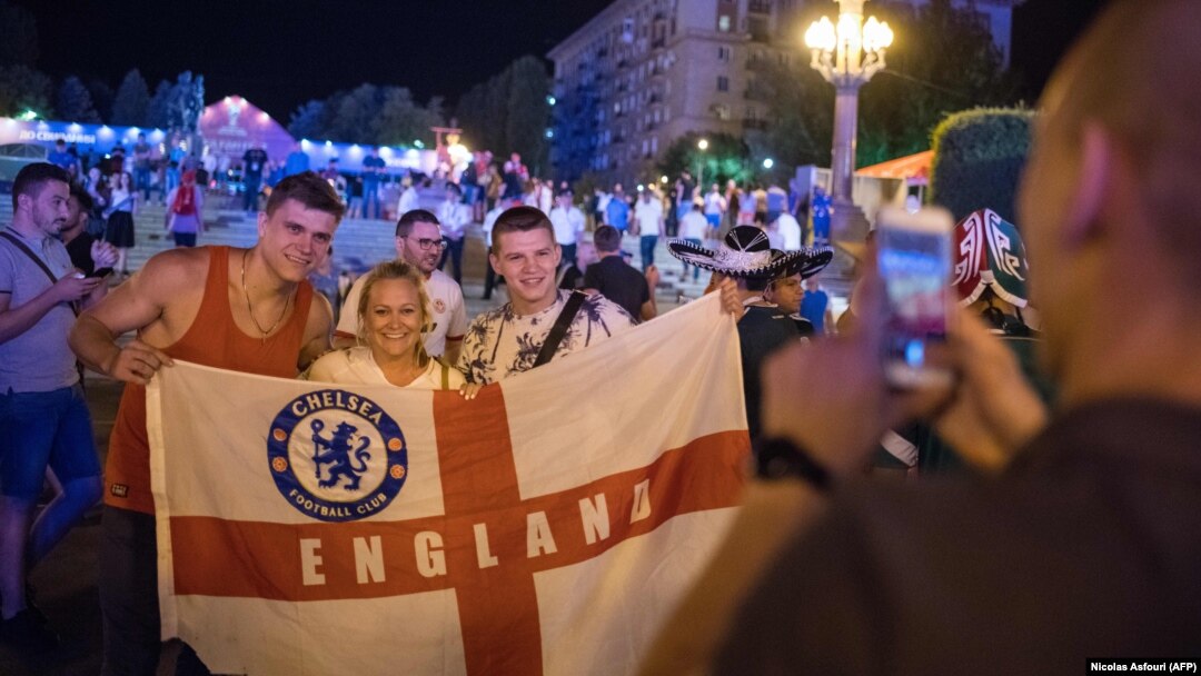Английские футбольные фанаты с государственным флагом и символикой клуба "Челси" в Волгограде