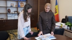 Secretara de stat a Ministerului Educației, Galina Rusu, îi prezintă jurnalistei Europei Libere, Liuba Maxim manuale de matematică din Estonia