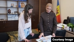 Secretara de stat a Ministerului Educației, Galina Rusu, îi prezintă jurnalistei Europei Libere, Liuba Maxim manuale de matematică din Estonia