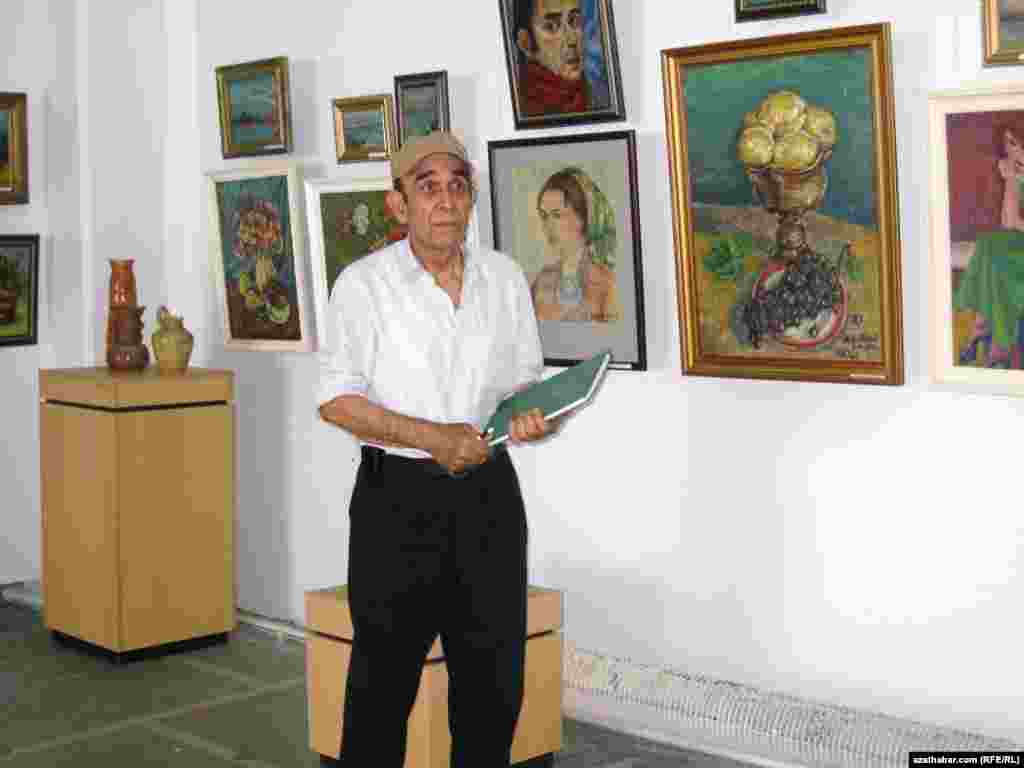 Myrat Diwanaýewiň sergisinden, Aşgabat, 21-nji iýun, 2011-nji ýyl. (Surata düşüren: D.Ýazgulyýew)