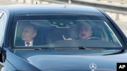 Cu Ilham la volan. Președintele rus Vladimir Putin în vizită la Baku, pe 19 august 2024. După un an, relațiile bilaterale sunt în punct mort.