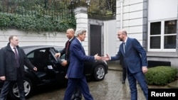 Премьер-министр Бельгии Шарль Мишель (справа) приветствует в Брюсселе госсекретаря США Джона Керри, 25 марта 2016.