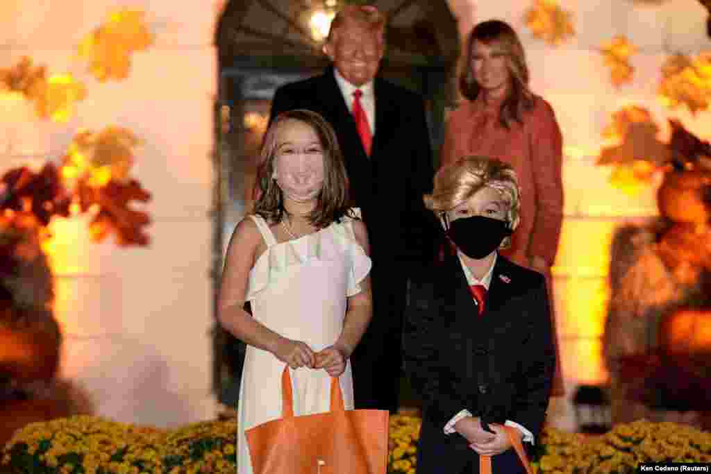 США. Костюмированная вечеринка, организованная в Белом доме президентом Дональдом Трампом и первой леди Меланией Трамп. Эти двое ребятишек вам никого не напоминают?