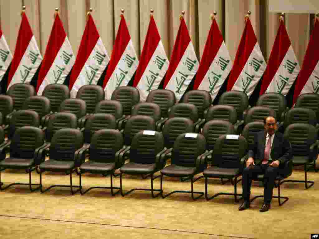 Irak - Premijer Nuri al-Maliki stigao je ranije na sjednicu Parlamenta, Baghdad, 21.12.2010. Foto: AFP / Ali Al Saadi 
