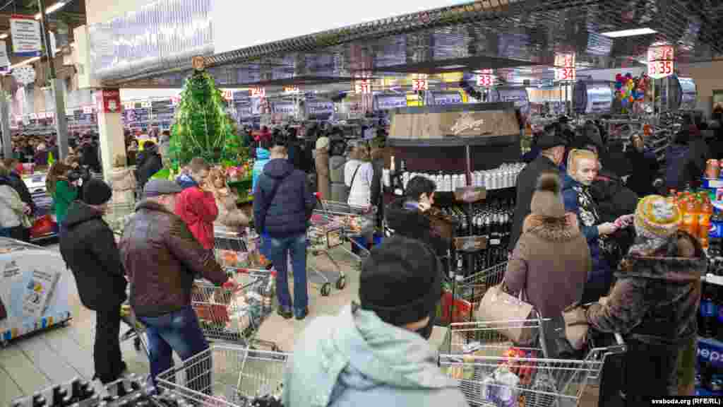 Belarus - New Year Eve's shopping in Minsk, 31Dec2015