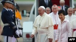 Папа римский Франциск и президент Южной Кореи Пак Кын Хе. 14 августа 2014 г.