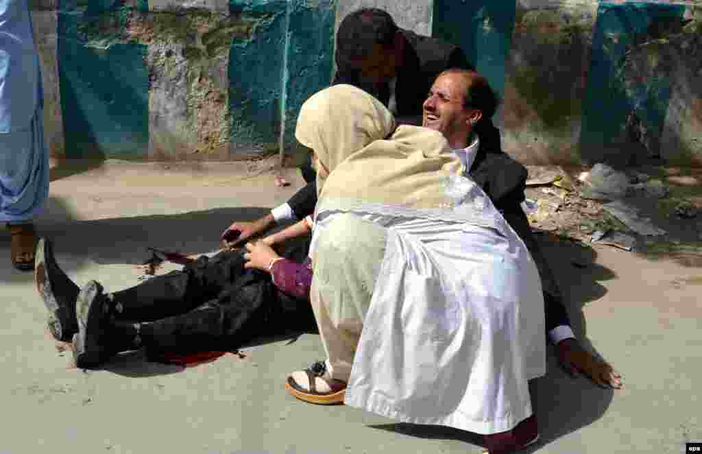 A doctor treats an injured man at the scene of a deadly bomb blast in the restive Pakistani city of Quetta on August 8. (epa/Jamal Taraqai)