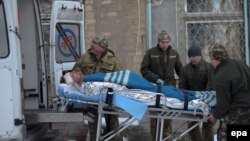 Ուկրաինացի զինծառայողները շտապ բուժօգնության մեքենայով հիվանդանոց են ուղարկում իրենց վիրավորված ծառայակցին, Ավդիիվկա, 31-ը հունվարի, 2017թ․