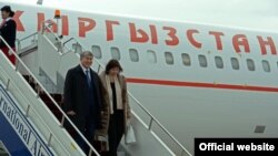 Gyrgyzystanyň prezidenti Almazbek Atambaýew we onuň aýaly. 1-nji oktýabr, 2016 ý.