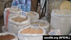 Горох, перловка и рис на рынке в городе Гиждуван. 