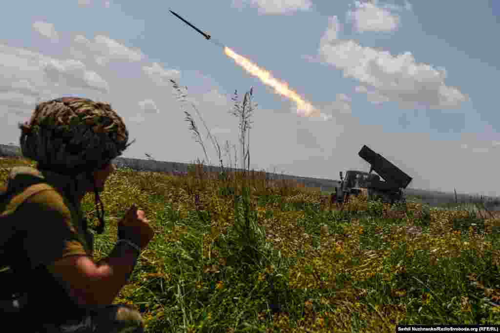 Літній контрнаступ, Запорізький напрямок, червень 2023 року.«Раніше працював водієм, а зараз на БМ-21 знайшов схожу роботу», – посміхаючись, говорить Григорій. Йому 50 років, він із Черкащини.«А після перемоги дітям буду допомагати, у мене – два сини. Один воював, після поранення, зараз обмежено придатний», – розповідає Григорій