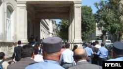 Polis 13 fəalı saxlayıb