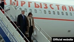 Алмазбек Атамбаєв із дружиною після повернення до Бішкека з Москви, 1 жовтня 2016 року