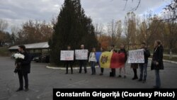 Aripa tânără a Partidului Acțiune și Solidaritate a organizat un flashmob la Ambasada Ucrainei cu mesajul „Ne este rușine pentru Dodon”.