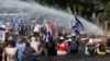 Protestuesit izraelitë duke u goditur me topa uji para ndërtesës së Parlamentit, 24 korrik 2023.