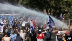 Poliția din Ierusalim a folosit tunuri cu apă pentru a-i alunga pe protestatarii care blocau, luni dimineață, drumul spre Parlament.