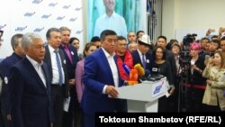 Кандидат в президенты Кыргызстана Сооронбай Жээнбеков (в центре). Бишкек, 15 октября 2017 года.