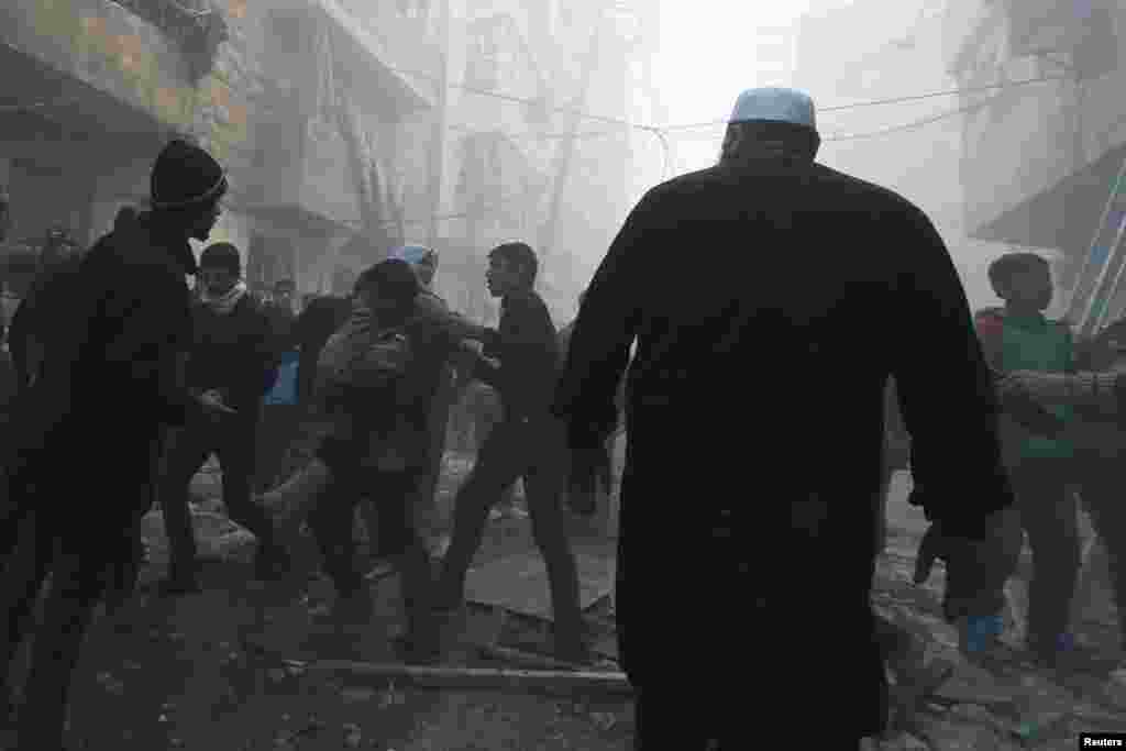Помощь пострадавшим при обстреле правительственными силами района Аш-Шаар в Алеппо, 9 февраля 2014 года &nbsp;