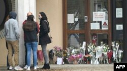 امانوئل مکرون، رئیس جمهور فرانسه قتل یک معلم در این کشور را "حملۀ تروریستی اسلامی" خواند.