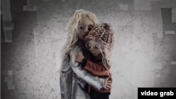 სცენა მარიჩკას ვიდეოდან, რომელიც თან ახლავს მის სიმღერას "4.5.0." - იმედის გზავნილი შვილისთვის, რომელიც დედას მოსტაცეს.