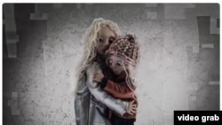 Саҳнае аз як видеои таронаи Марика Марчик, ки паёми умедвории як модар аз он аст, ки рӯзе бо фарзандаш якҷо мешавад. 