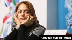 خانم افشار اردیبهشت امسال به اتهام «تشویش اذهان عمومی و نشر اکاذیب» به دادسرای رسانه و فرهنگ تهران احضار شد.