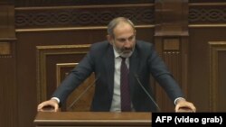 Ерменскиот опозициски лидер Никол Пашинијан за време на обраќањето во Парламентот 