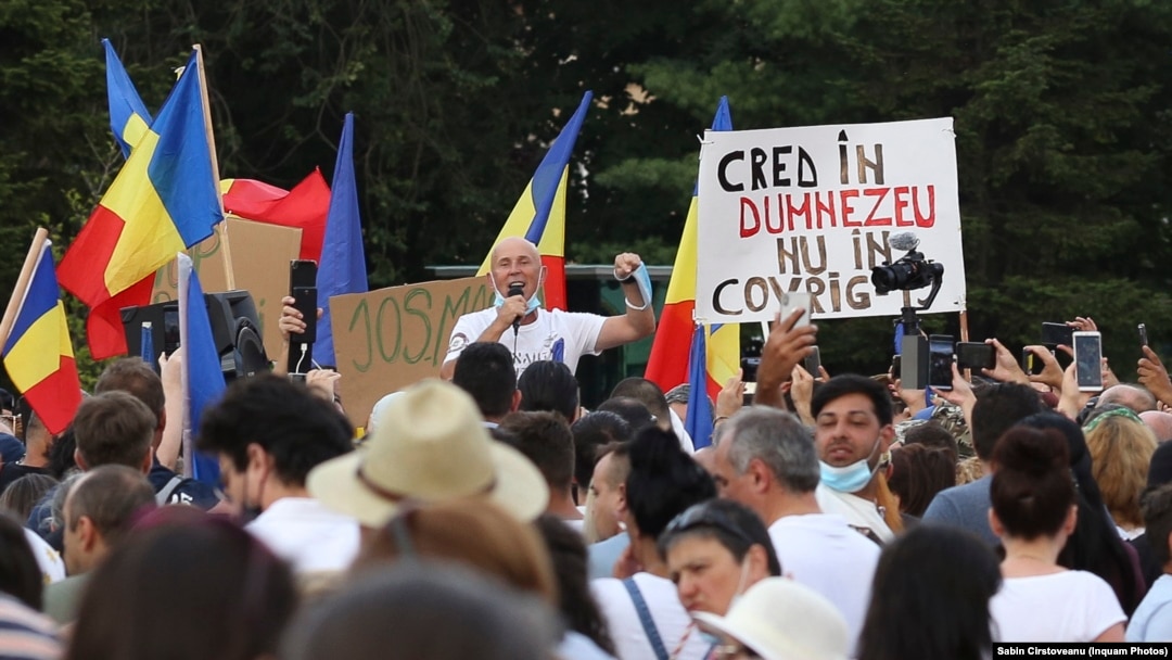 Imagine de la un protest din luna iulie al susținătorilor teoriei conspirației potrivit căreia nu există Covid 19