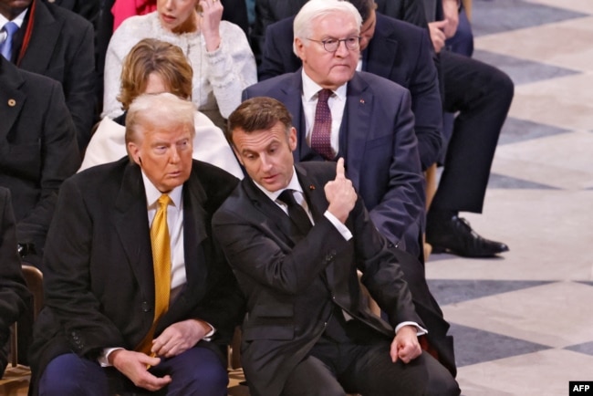 Donald Trump e dëgjon presidentin francez, Emmanuel Macron, teksa flet me të gjatë ceremonisë së rihapjes së Katedrales Notre-Dame, Paris, dhjetor 2024.