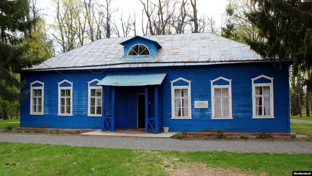 У цьому флігелі біля основного будинку садиби письменник Олексій Толстой (1817–1875) працював в останній період свого життя