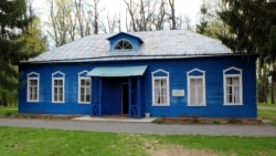 У цьому флігелі біля основного будинку садиби письменник Олексій Толстой (1817–1875) працював в останній період свого життя