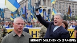 Серед однопартійців Петра Порошенка (праворуч), які потрапили до санкційного списку – і Михайло Забродський (ліворуч)