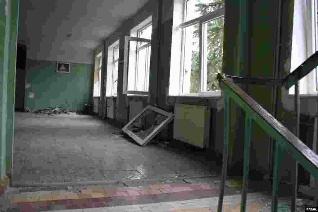Здание школы №7 в Гори, пострадавшее во время бомбардировок авиацией РФ.