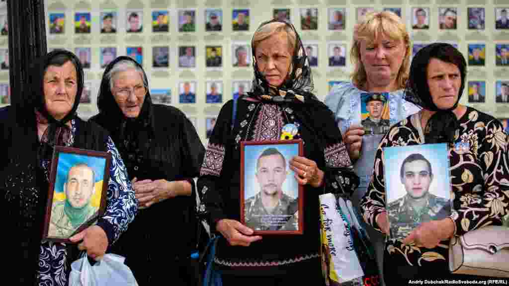 Матери погибших под Иловайском украинских солдат с фотографиями своих сыновей на траурной церемонии в центре Киева, 29 августа 2018 года