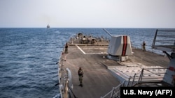 Ракетный эсминец эсминец ВМС США USS Jason Dunham в Аденском проливе, 15 августа 2018 года. Иллюстративное фото