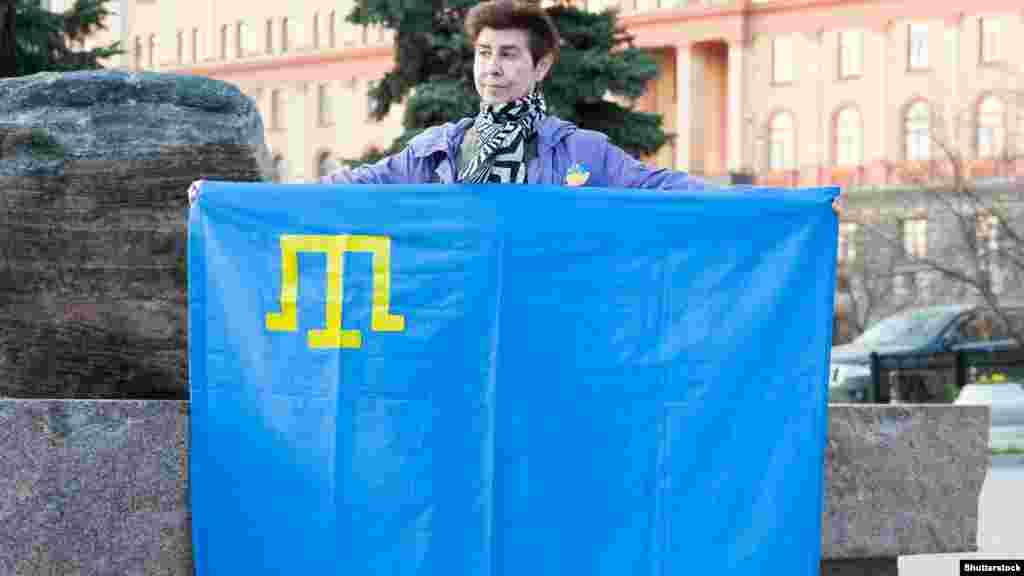 Некоторые участники акции пришли с крымскотатарским флагом &nbsp;